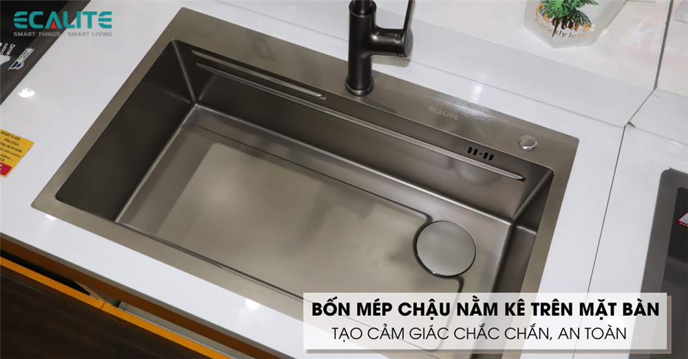 Bốn mép chậu lăp snooir nằm trên bề mặt bàn Bốn mép chậu lăp snooir nằm trên bề mặt bàn