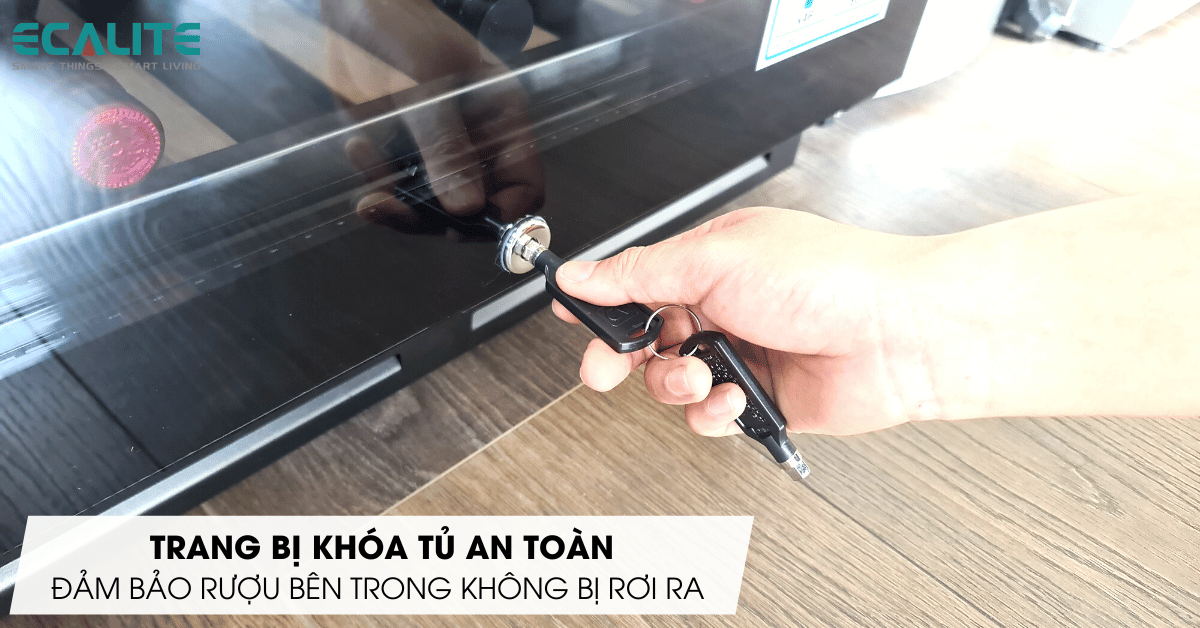 Trang bị khóa tủ an toàn đảm bảo rượu bên trong không bị rơi ra ngoài