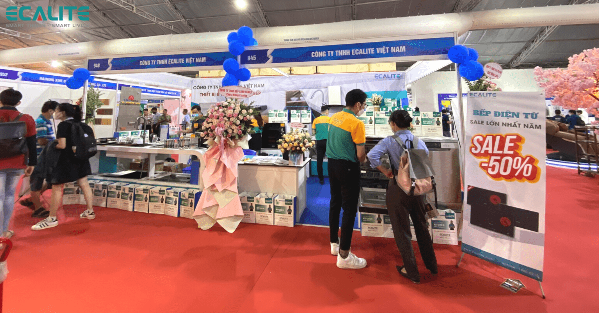 [zingnews.vn] Ecalite ra mắt 3 mẫu bếp điện từ mới tại triển lãm Vietbuild